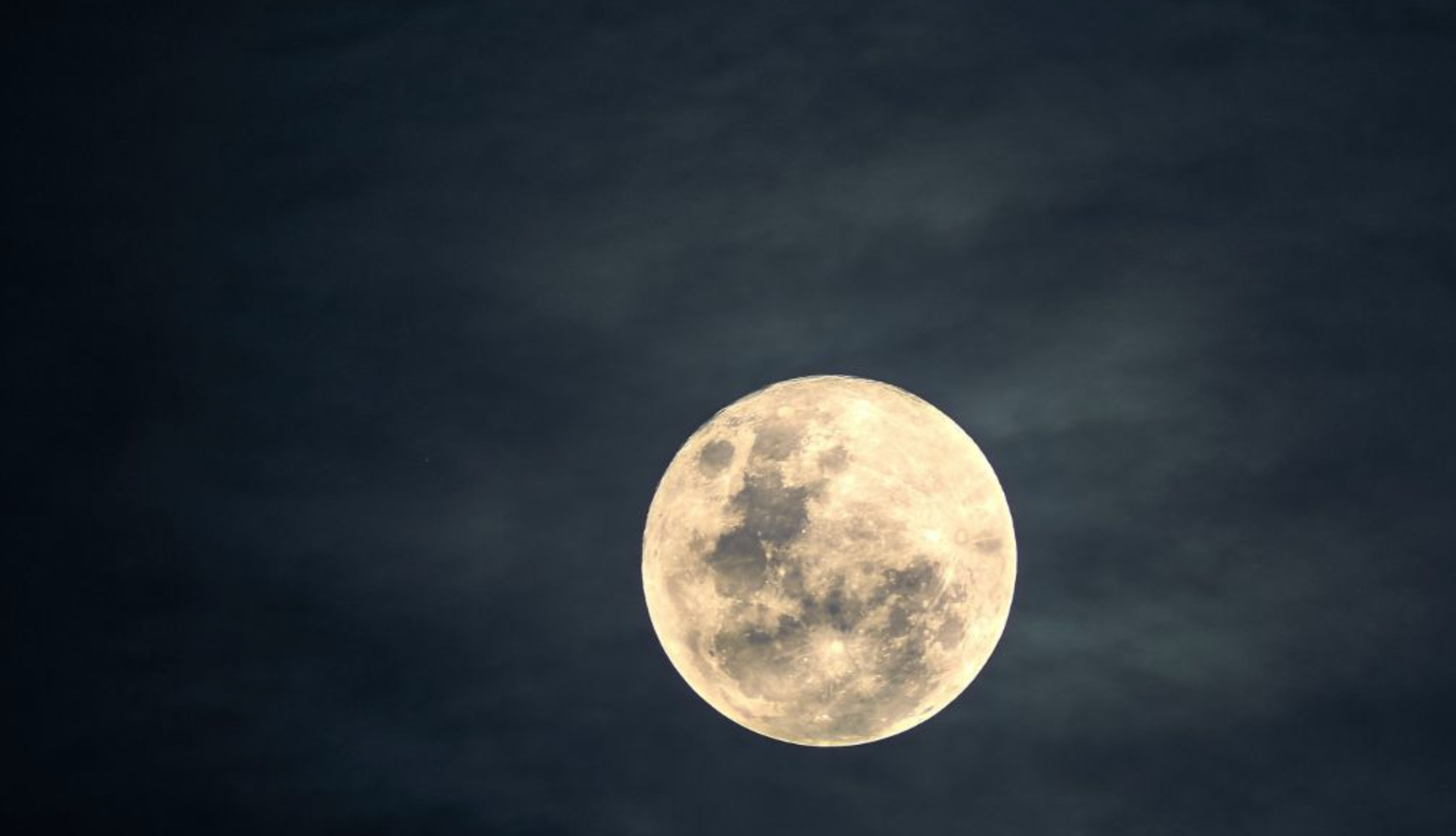 Hallan misterioso objeto en el ‘lado oscuro’ de la Luna
